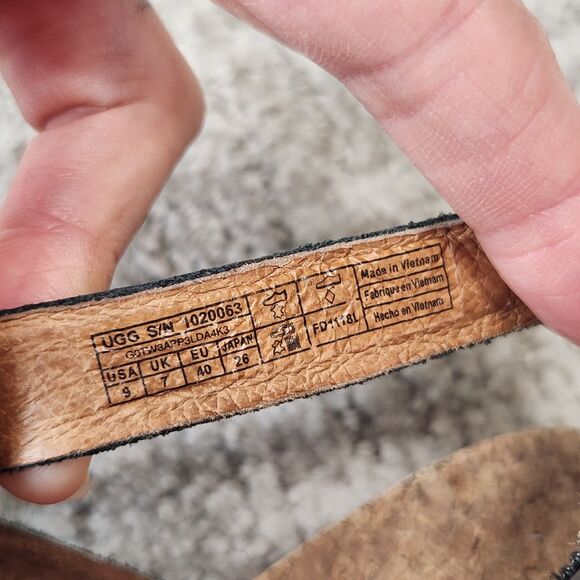 UGG women's Ayden II t-strap thong leather sandals black size 9 - Picture 2 of 9